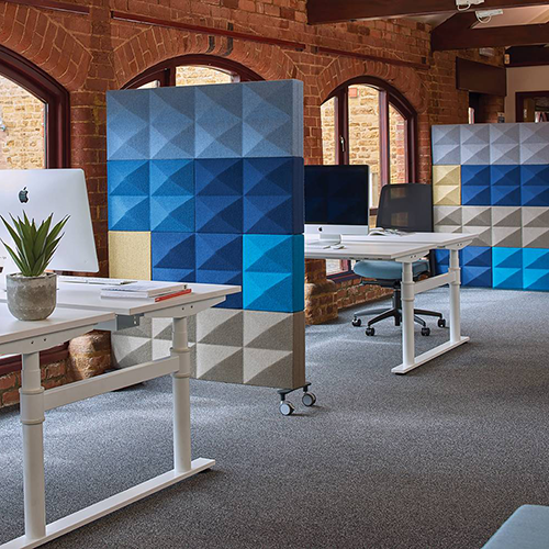 Bilding wanden van blauwe Fabricks-blokken tussen bureaus