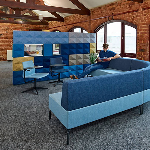 Bilding wand in blauw achter een loungebank in een kantoor