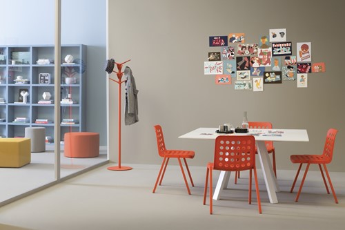 Flag staande kapstok bij een vergadertafel met oranje stoelen