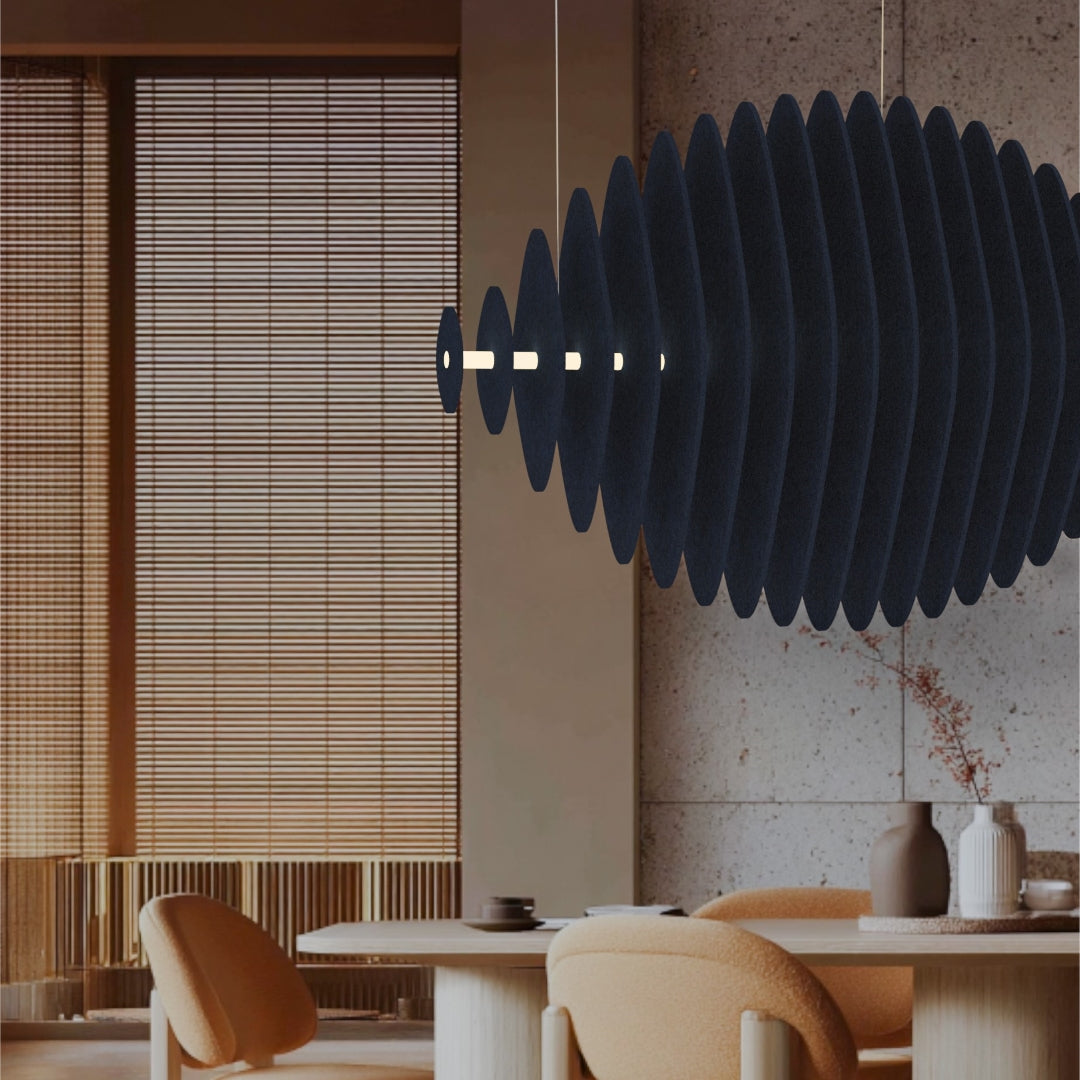 Donkere platte hanglamp met geribbelde structuur boven een zithoek