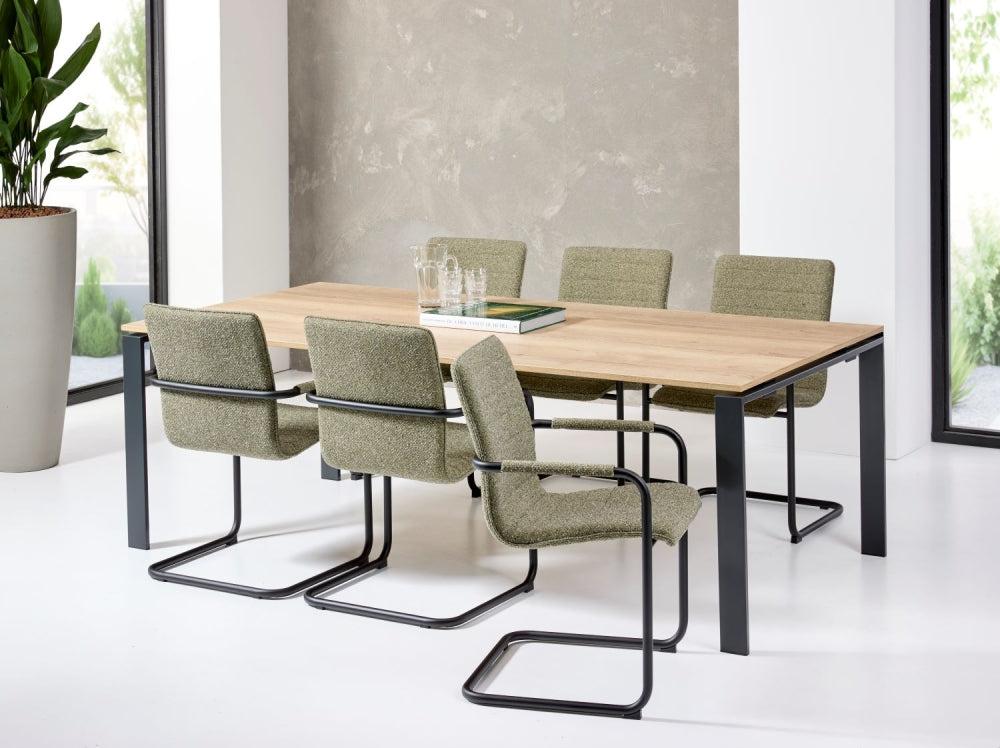 Cube vergadertafel met rechthoekig eiken blad op zwart frame, met zes olijfgroene buisframestoelen