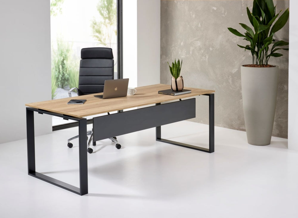 Cube directiebureau met eiken blad op een zwart gesloten frame met antraciet middenpaneel en bureaustoel