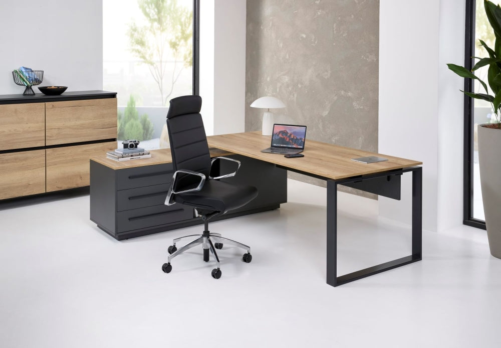 Directiebureau Cube met blad in eikendecor op een zwart O-frame, met antracieten aanbouwkast met laden