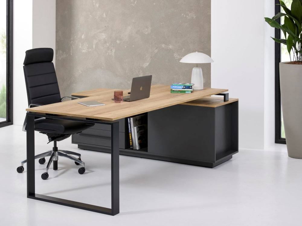 Cube directiebureau met eikendecor blad, zwart sledeframe en aanbouwkast