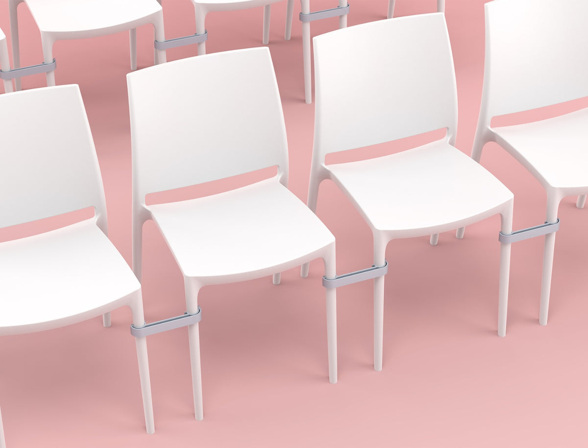 Rij rode Maya stoelen aan een lange tafel