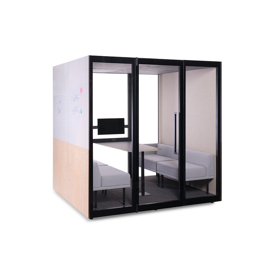 Akoestische vergadercabine met zwart frame, glazen wanden en lichte panelen, binnen een tafel en wandscherm