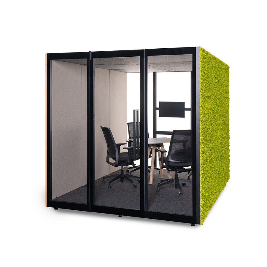 Akoestische vergadercabine met zwart frame, glazen wanden en groen viltpaneel, binnen bureaustoelen en wandscherm
