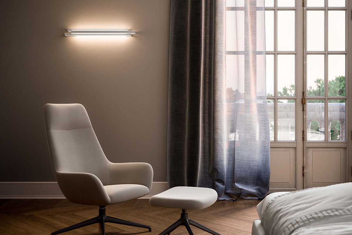 Wandlamp in wit, schuin aanzicht met zicht op de lagen