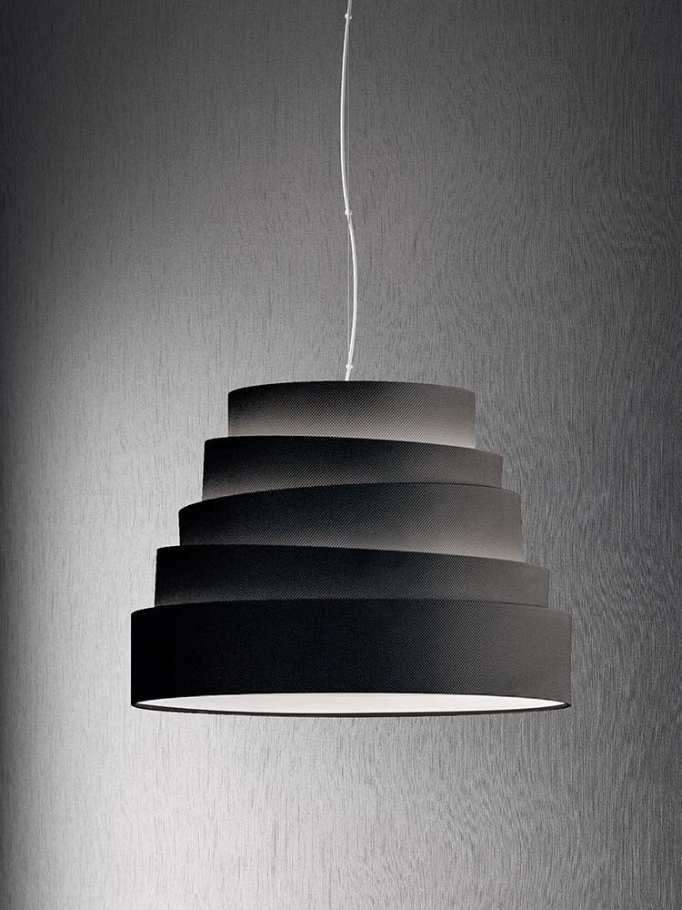 Plafondrozet in wit met het snoer van de hanglamp