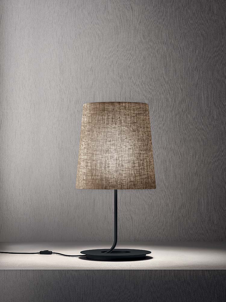 Tafellamp met kap van fiberglas en linnen op een slanke steel