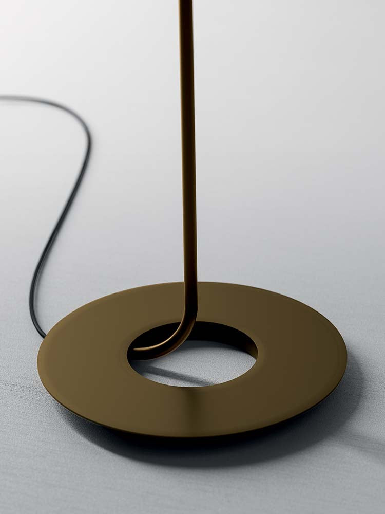 Detail van de ronde voet in goud