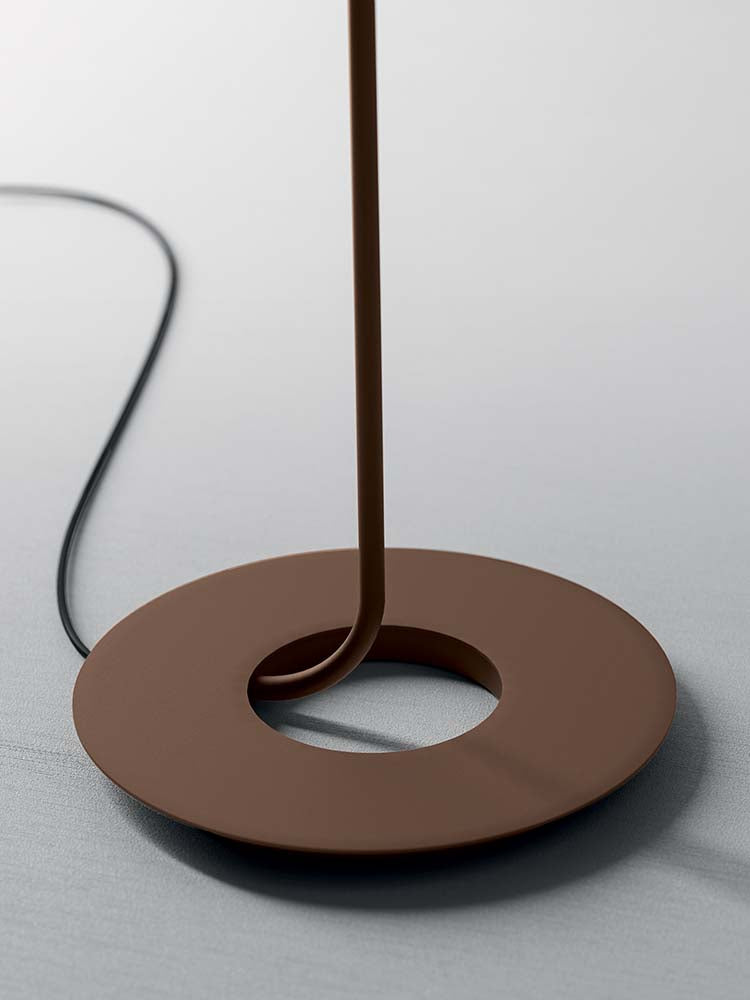 Detail van de ronde voet in bronskleur