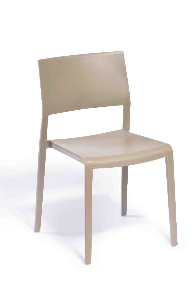 Zandkleurige stoel met rechte rug en slanke poten, zijaanzicht
