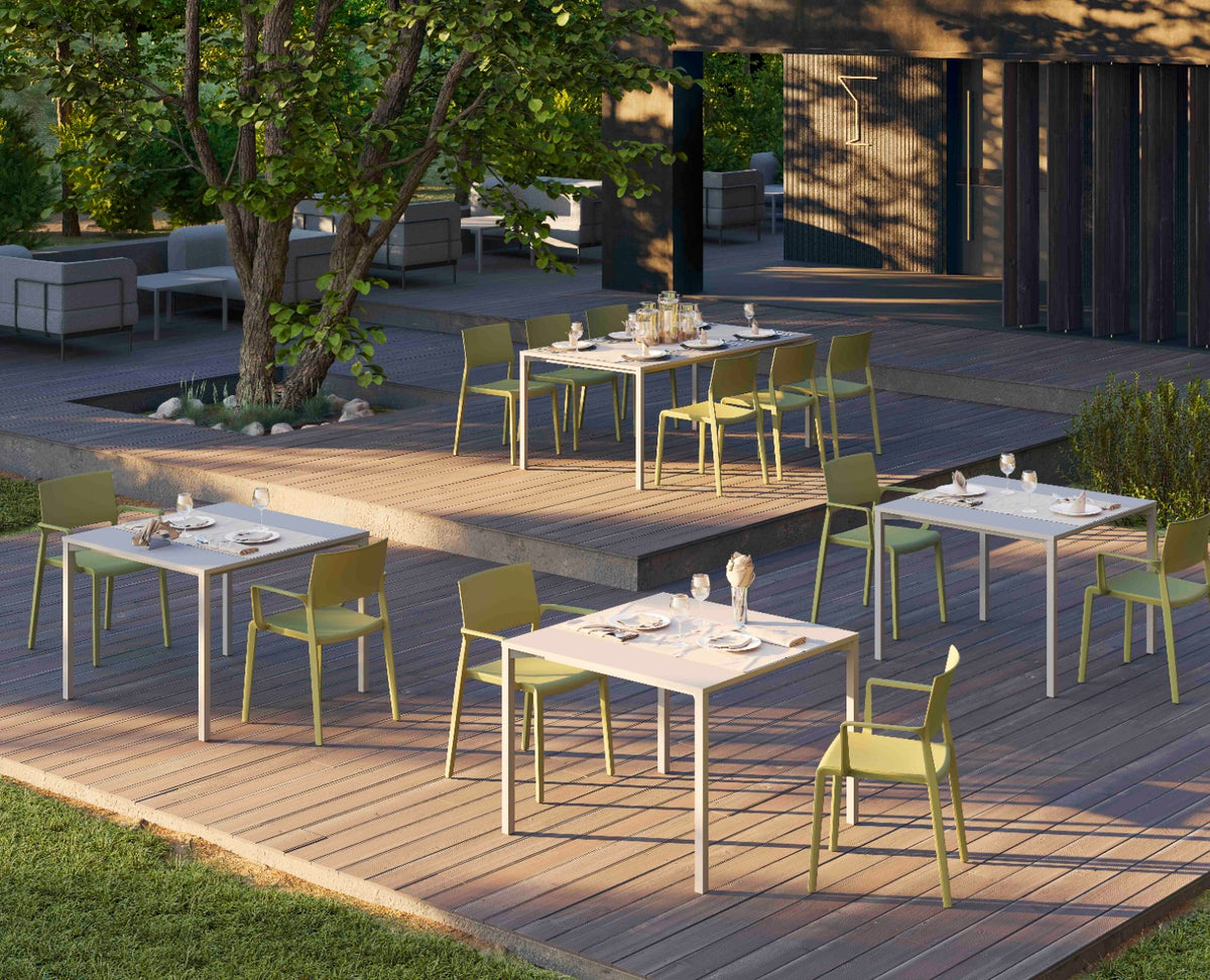 Lilibet stoelen in een lichte eetruimte