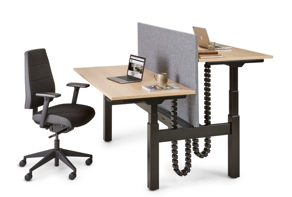 S-Line bench met zwart frame, een blad in stahoogte, met grijs scheidingsschot en zwarte bureaustoel
