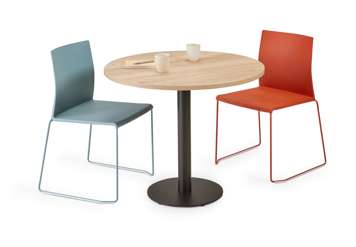 Mara 230 ronde kolomtafel met licht houten blad op een zwarte kolomvoet, met een blauwe en een rode stoel
