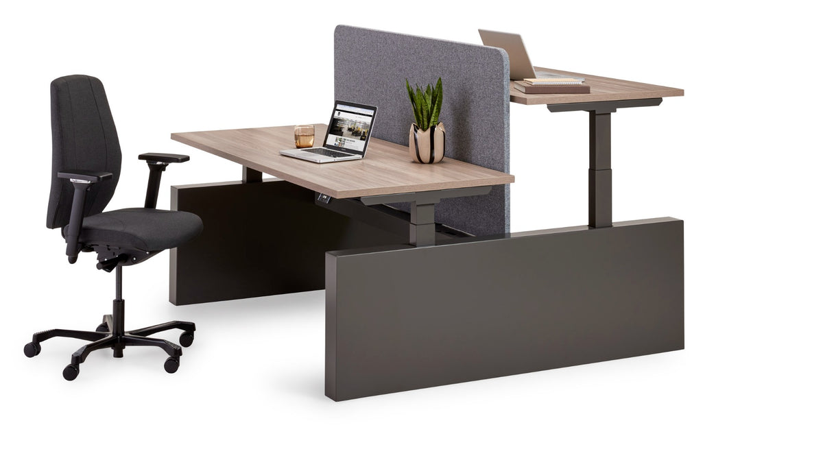 Flex 3+ bench wang met een werkplek in zithoogte en een in stahoogte, met bureaustoel en scheidingsschot