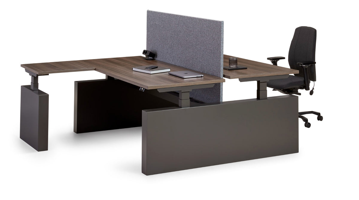 Flex 3+ bench met wang-aanbouwblad in donker houtdecor, met bureaustoel en grijs zichtscherm