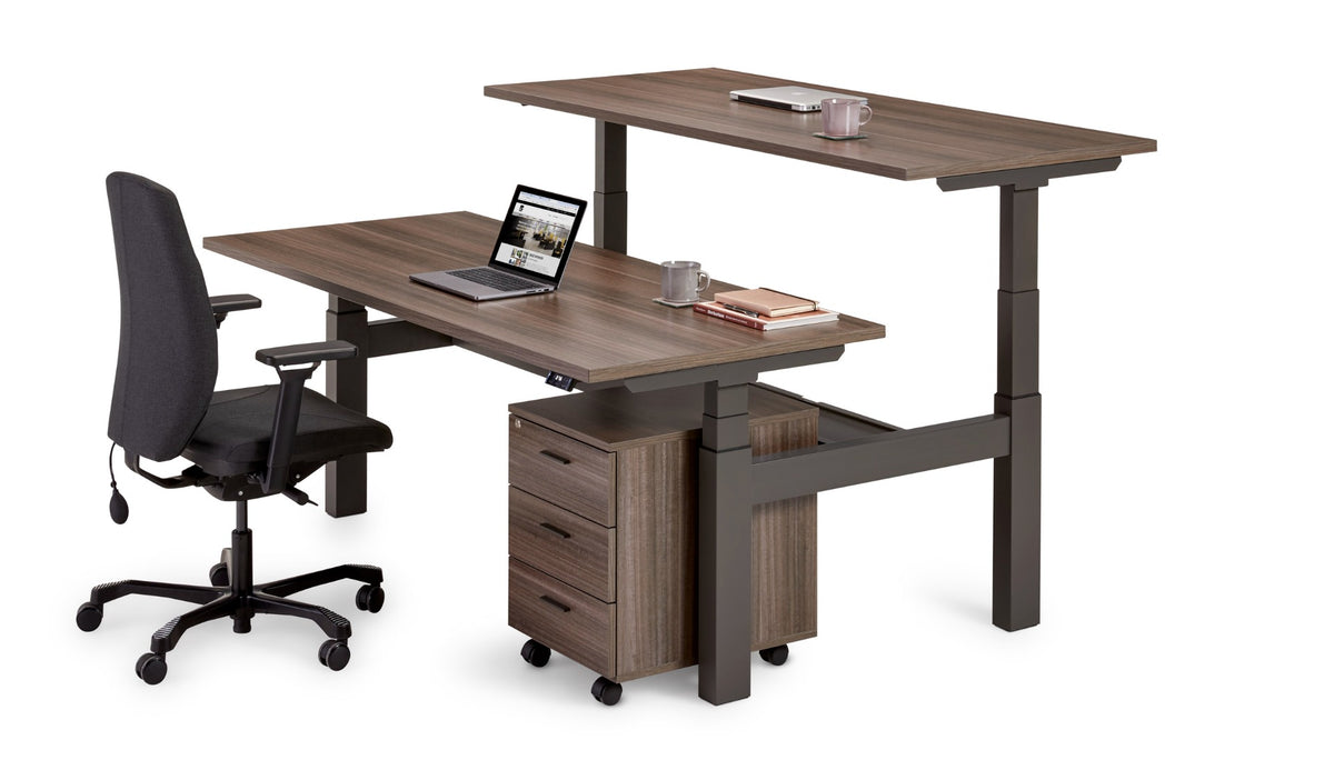 Flex 3+ bench duo-werkplek in houtdecor, het ene blad in zithoogte en het andere in stahoogte, met bureaustoel en ladenblok
