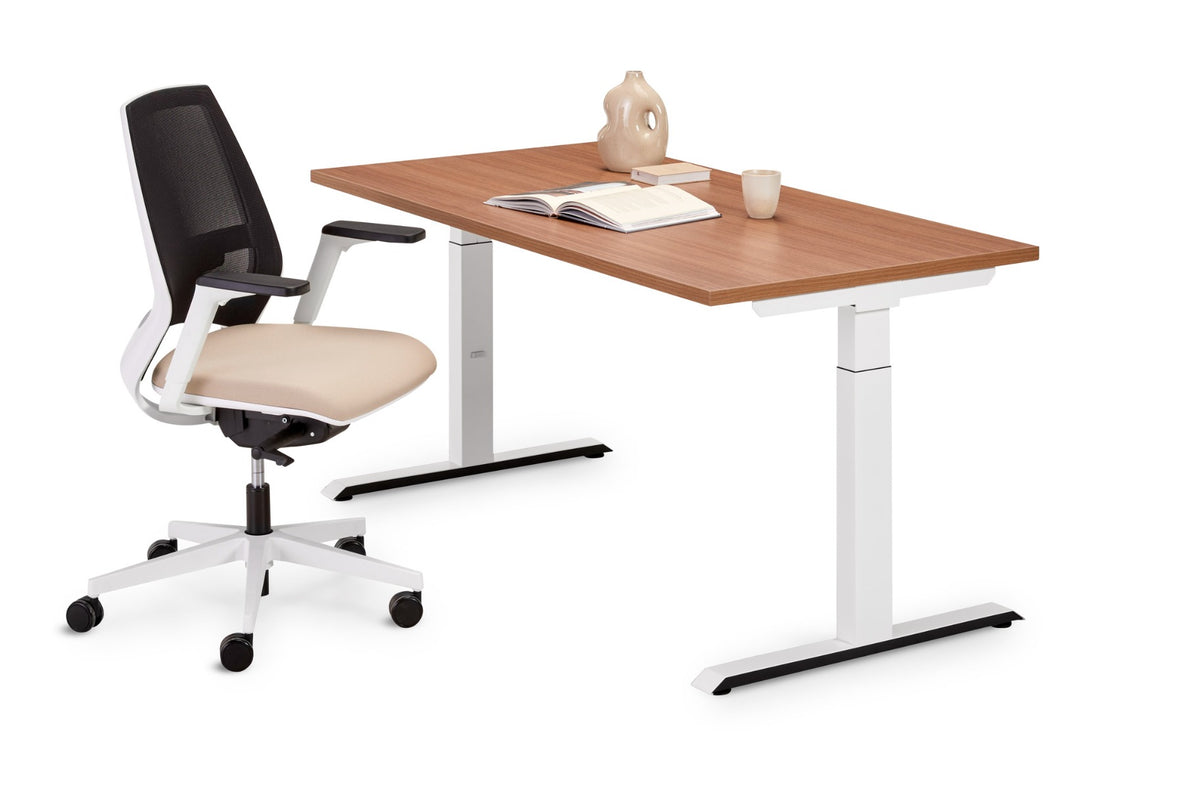 Zit-sta bureau Flex Easy+ met kersenkleurig blad op een wit verstelbaar onderstel, met bureaustoel ernaast