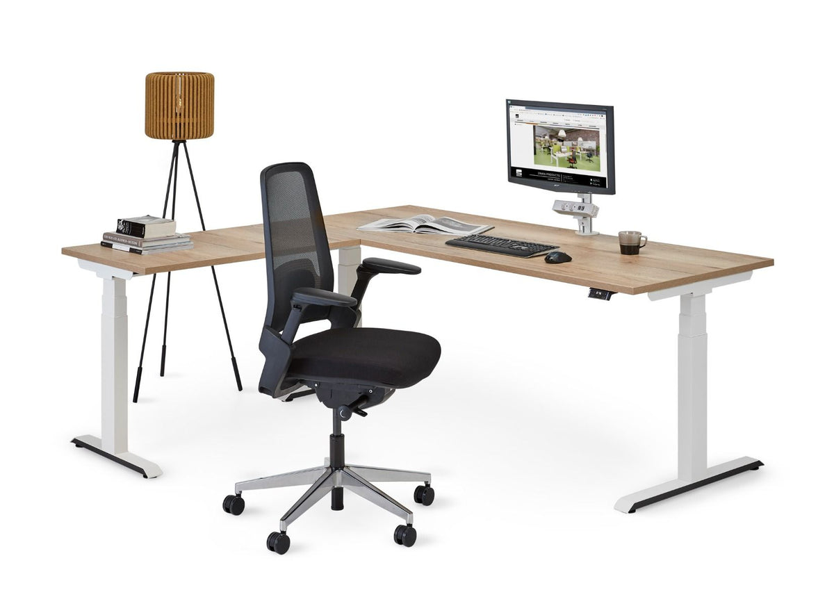 Flex 3+ hoekopstelling met wit frame en houtdecor bladen, met zwarte bureaustoel en monitor