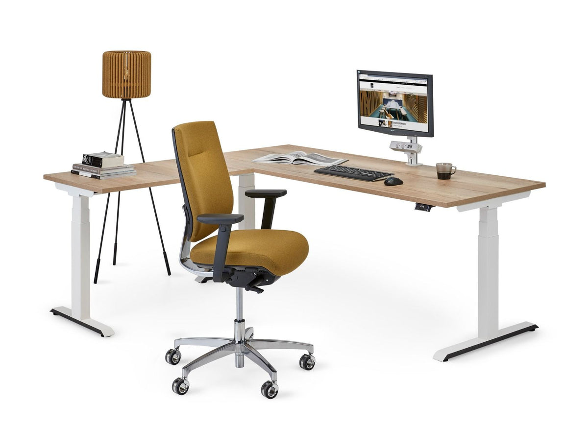 Flex 3+ hoekopstelling met wit frame en houtdecor bladen, met okergele bureaustoel