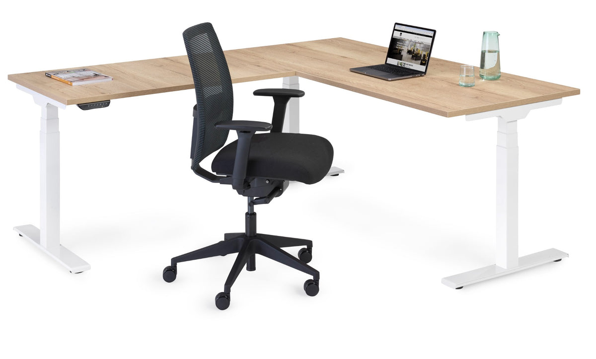 S-Line hoekopstelling met wit frame en houtdecor bladen, met zwarte bureaustoel en laptop