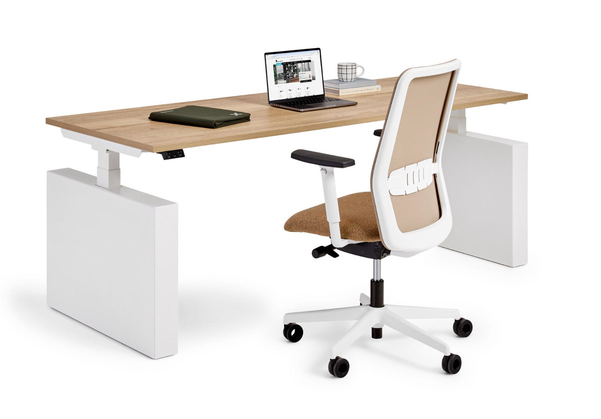 Flex 3+ wang zit-sta bureau met wit frame en licht houtdecor blad, met witte bureaustoel