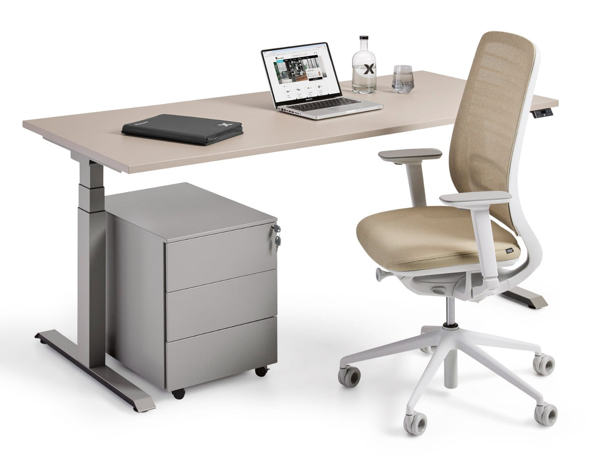 Flex 3+ zit-sta bureau in zithoogte met steengrijs frame, met ladenblok en bureaustoel