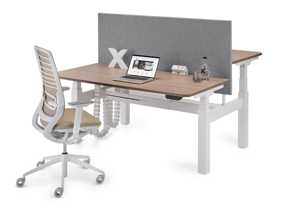 S-Line bench met wit frame en grijs scheidingsschot, met witte bureaustoel