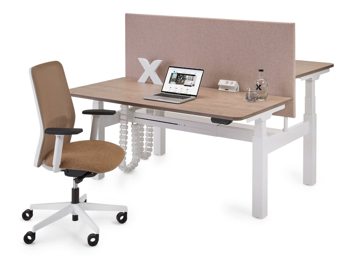S-Line bench met wit frame, houtdecor bladen en een zandkleurig akoestisch scheidingsschot, met witte bureaustoel