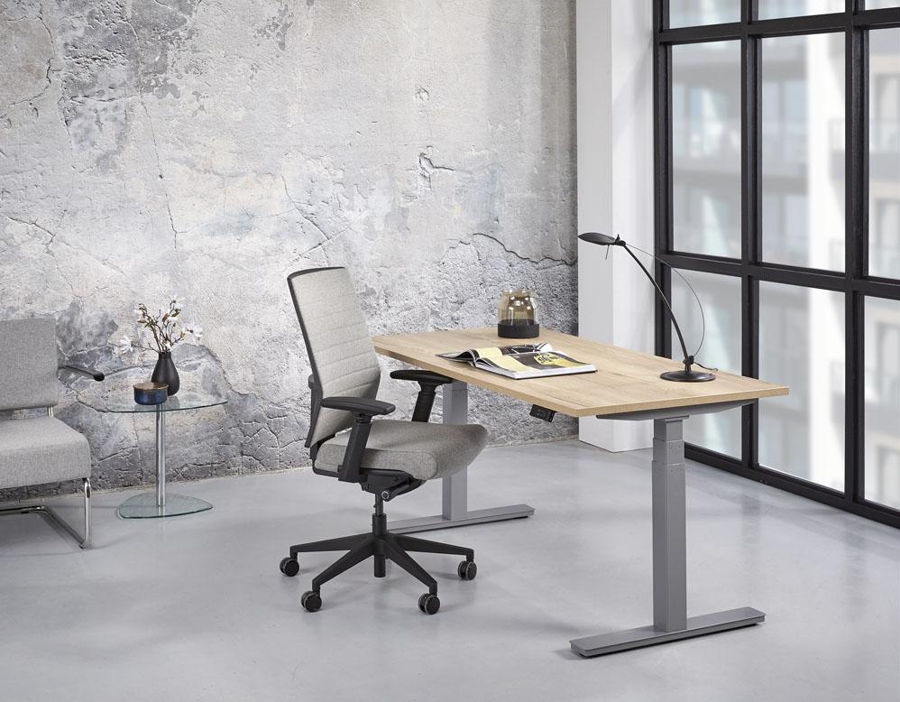 Bureau Lola met licht houtdecor blad en grijs onderstel in een kantoorruimte