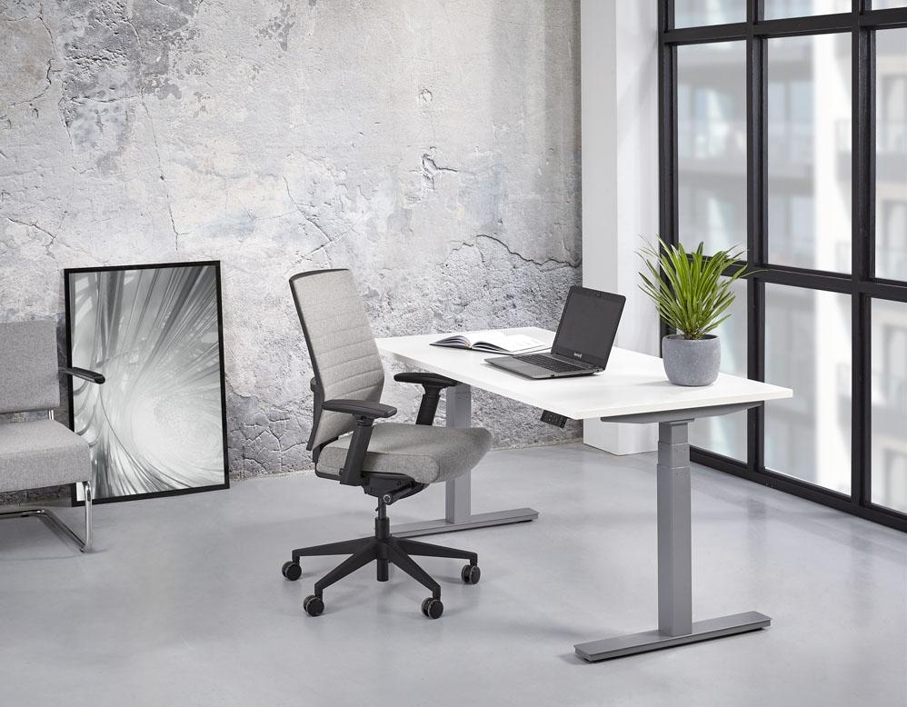 Bureau Lola met wit blad op een grijs onderstel in een kantoorruimte