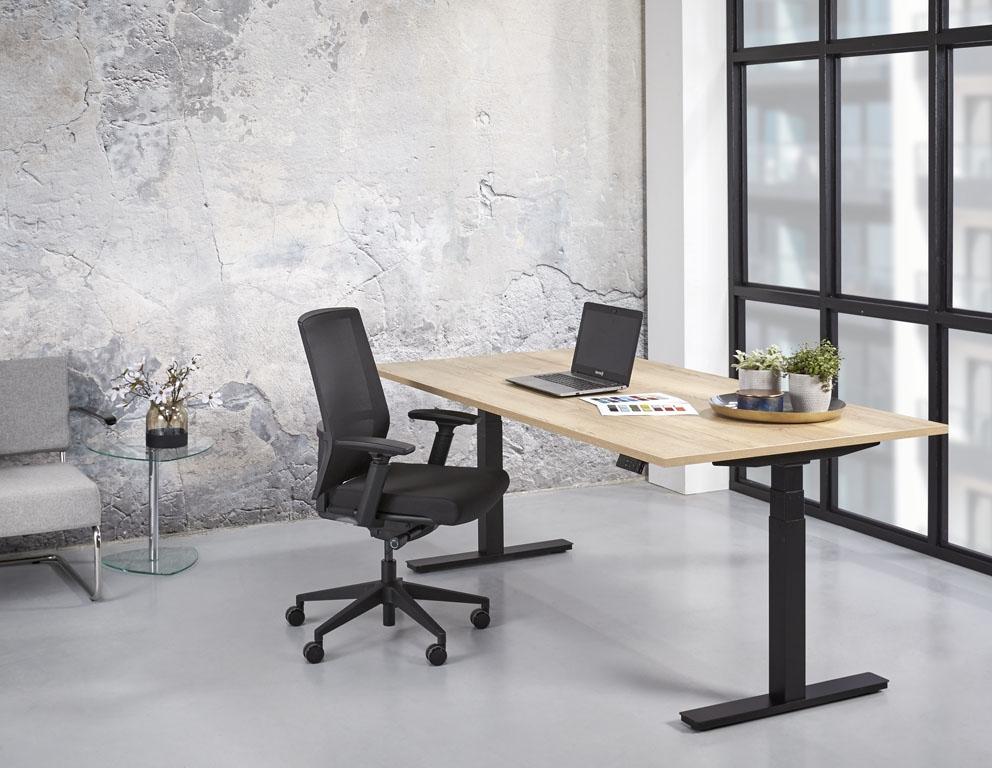 Bureau Lola met licht houtdecor blad op een zwart onderstel, op zithoogte