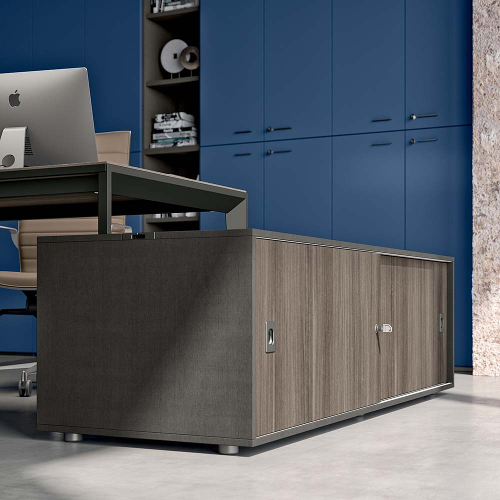 X5 directie hoekbureau met schuifdeurkast voor een blauwe kastenwand