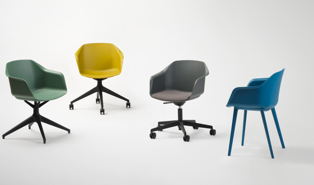 Vier Amber vergaderstoelen met kuip in groen, geel, grijs en blauw op verschillende onderstellen