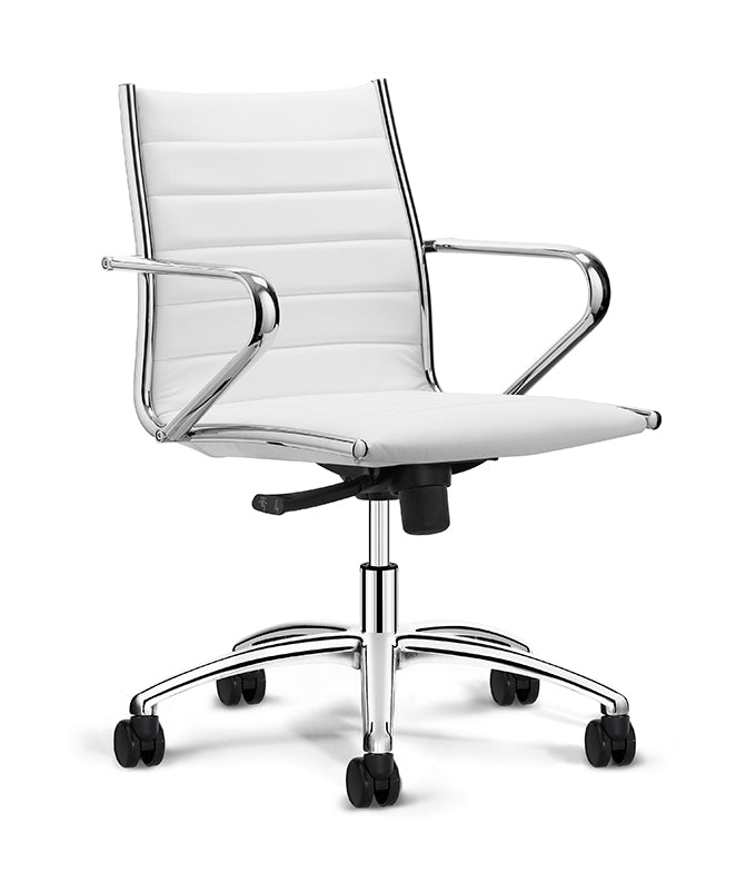 Classic vergaderstoel met witte doorgestikte rug en zitting, chromen armleggers en aluminium voetkruis
