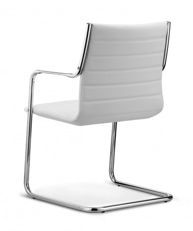 Witlederen stoel met horizontale stiknaden op een chromen cantilever-frame