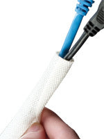 Kabels worden in een witte kabelwrap gestoken