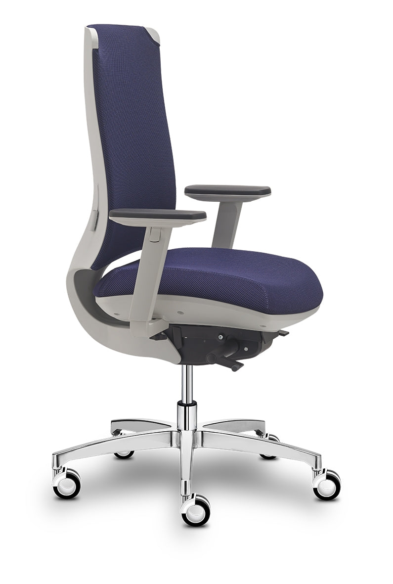 Leaf bureaustoel in donkerblauw met lichtgrijs rugframe, op een aluminium voetkruis met wielen