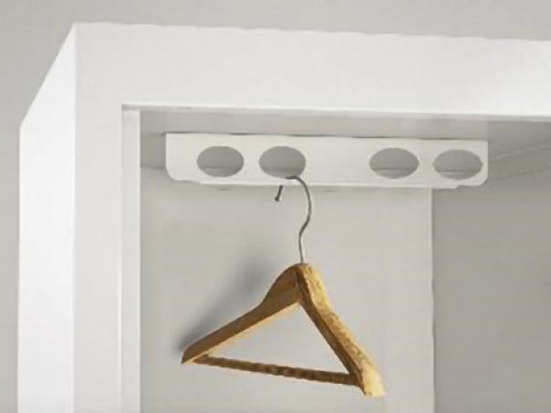 Kledinghaak met hanger in een metalen lockerkast