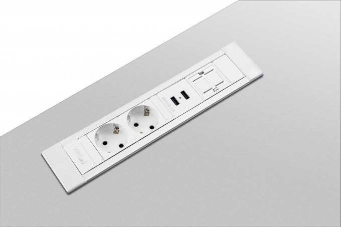 Witte inbouwunit met twee stopcontacten en USB, vlak in het blad