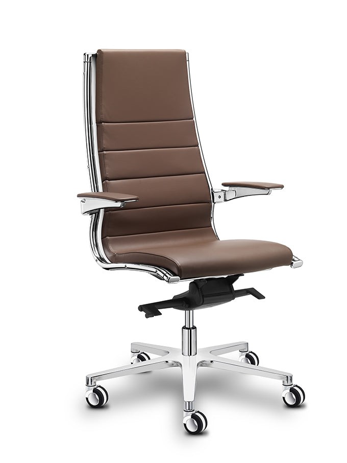 Sit-It bureaustoel met hoge bruine doorgestikte rug, chromen armleggers en aluminium voetkruis op wielen