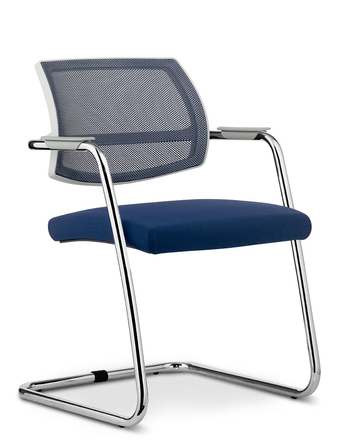 Unimesh vergaderstoel met grijze mesh rug en donkerblauwe zitting op een verchroomd sledeframe