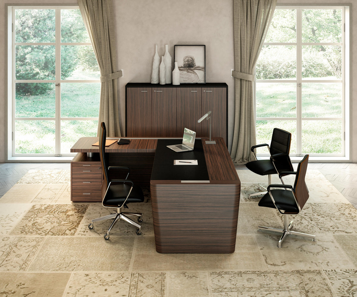 Quadrifoglio X10 directie hoekbureau in donker notenhout met zwart blad, zwarte stoelen en dressoir