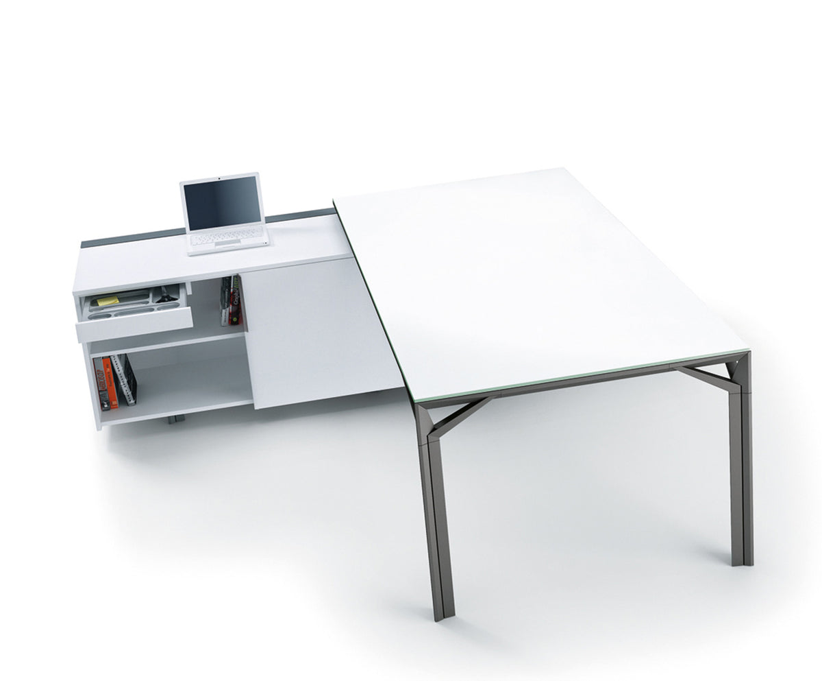 X8 directie hoekbureau in wit op een grijs frame