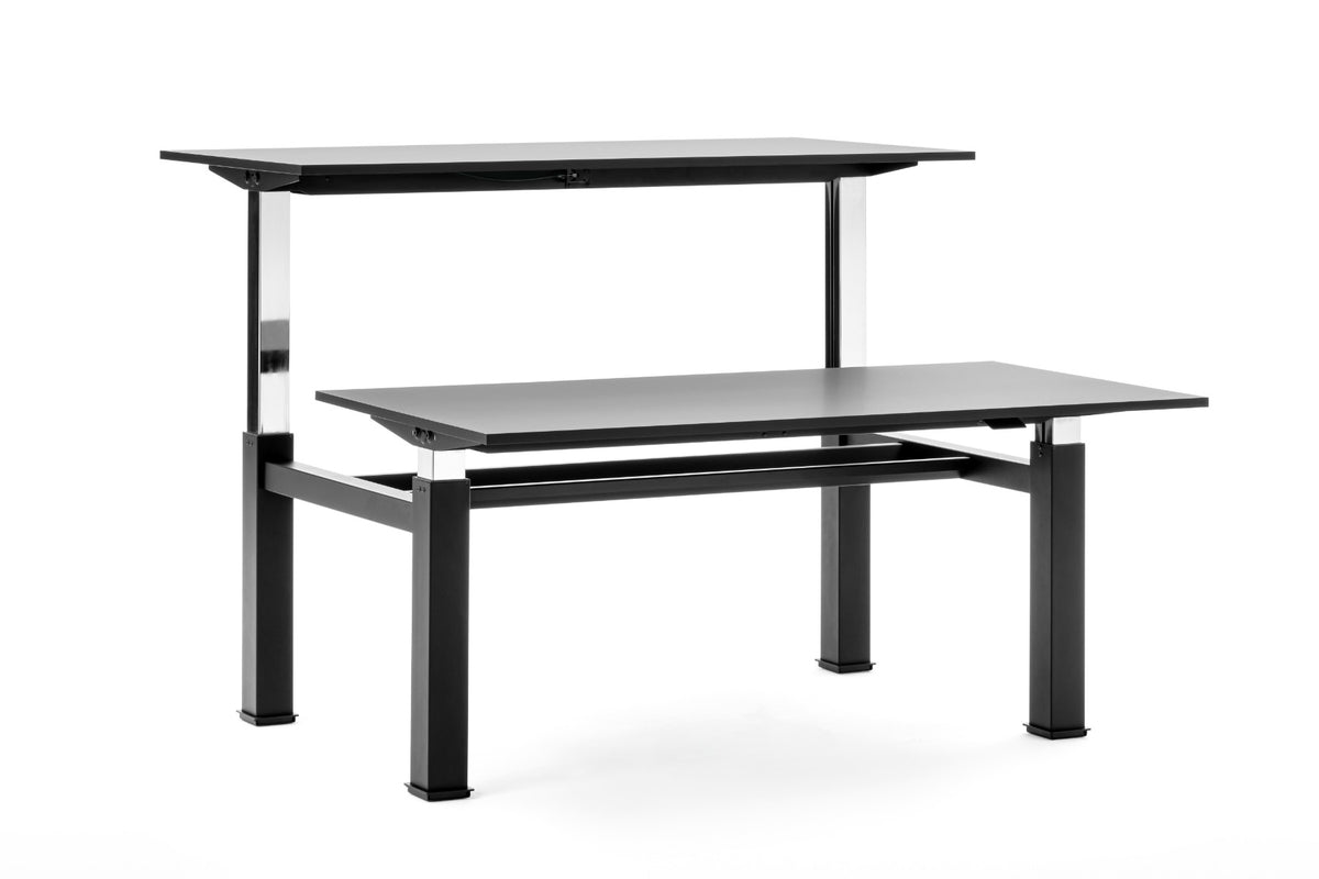 Follow Desk Bench met zwart frame en grijze bladen, een blad in stahoogte