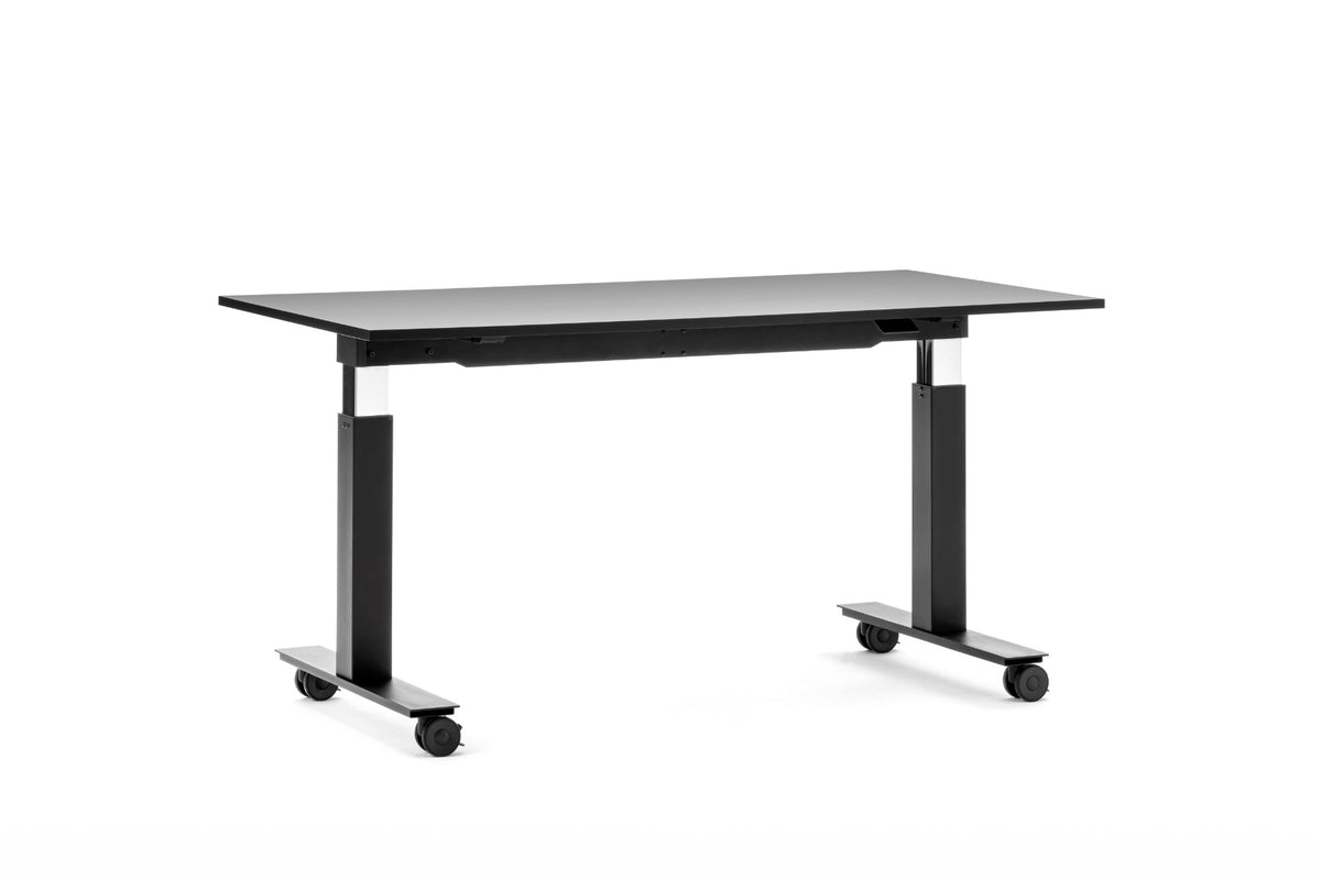 Mara Follow Tilting vergadertafel met zwart rechthoekig blad op een zwart verrijdbaar onderstel