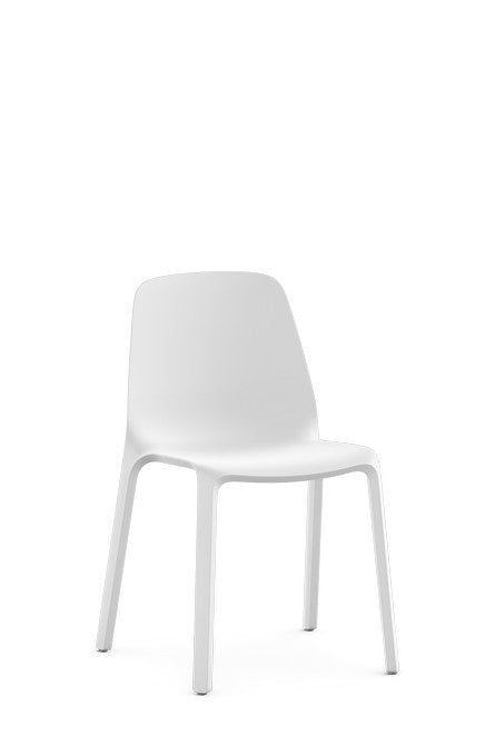 Interstuhl Mono MO100: witte kunststof vierpootsstoel uit één stuk met ergonomisch gevormde zitschaal
