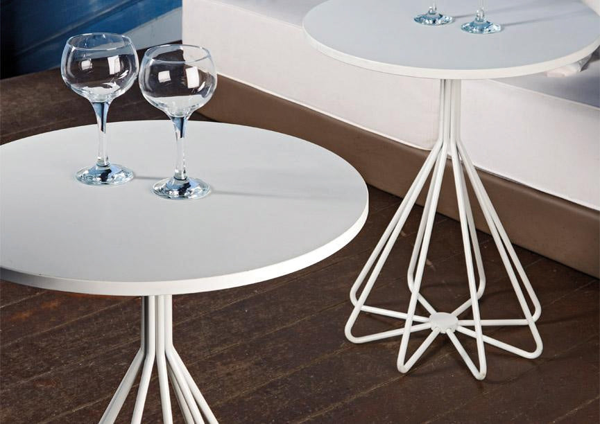 Witte Pepe tafels met cocktails in een barinterieur